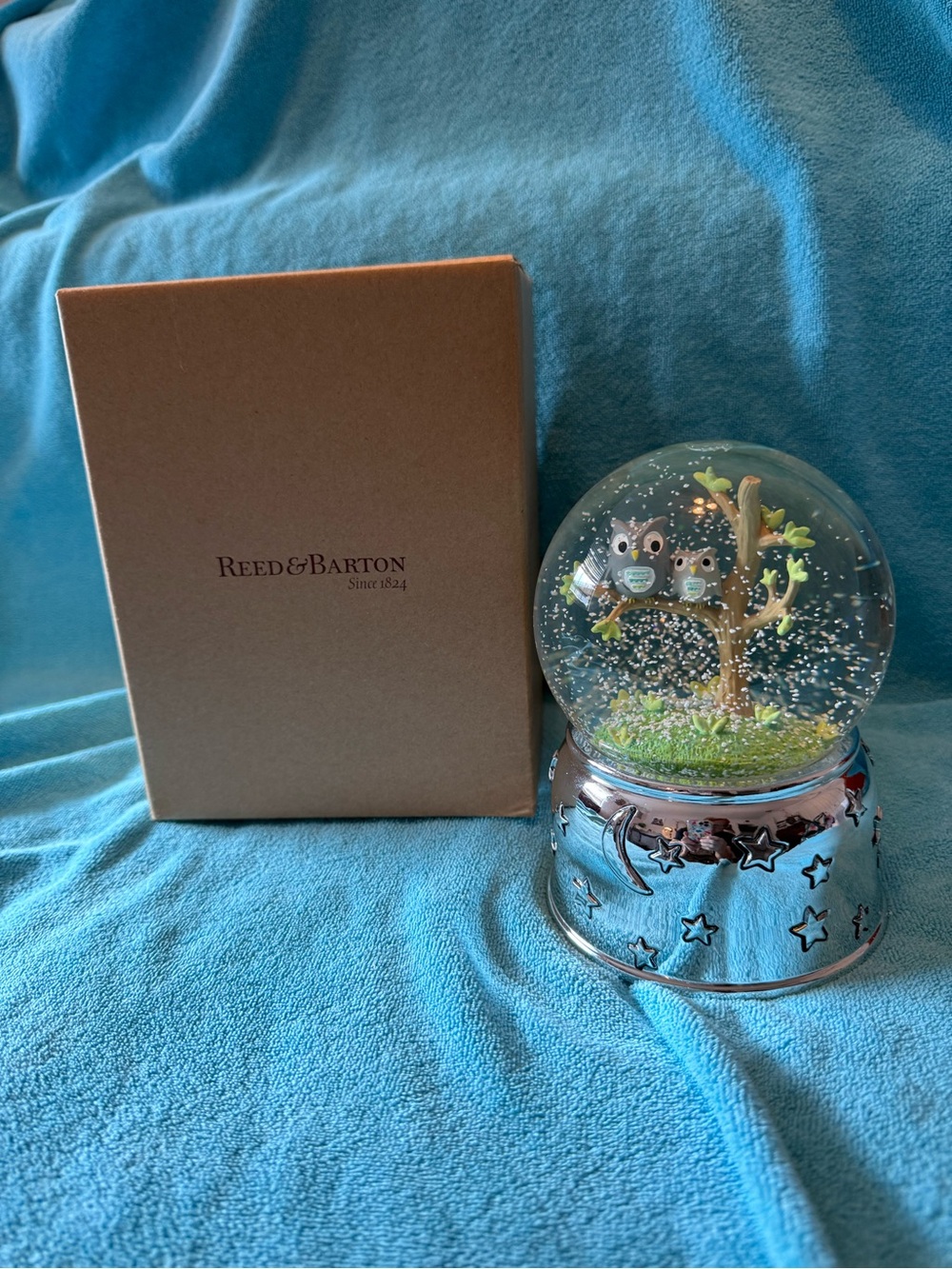 OWL SNOW/WATERGLOBE
REED & BARTON
Hazelnut Hollow
Brahms lullaby
NEW IN BOX